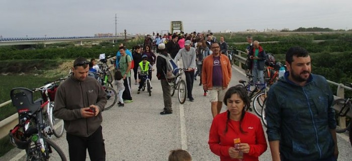 Les bicicletes prenen el Pont de Ferro de Fortaleny
