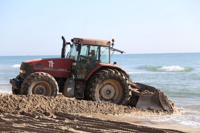 Actuació d’emergència en la platja del Dosser de Cullera per a frenar l’erosió de l’arenal