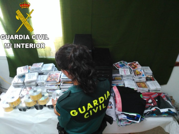 La Guàrdia Civil confisca a Cullera 3.000 CDs i DVDs, dos ordinadors i roba falsificada