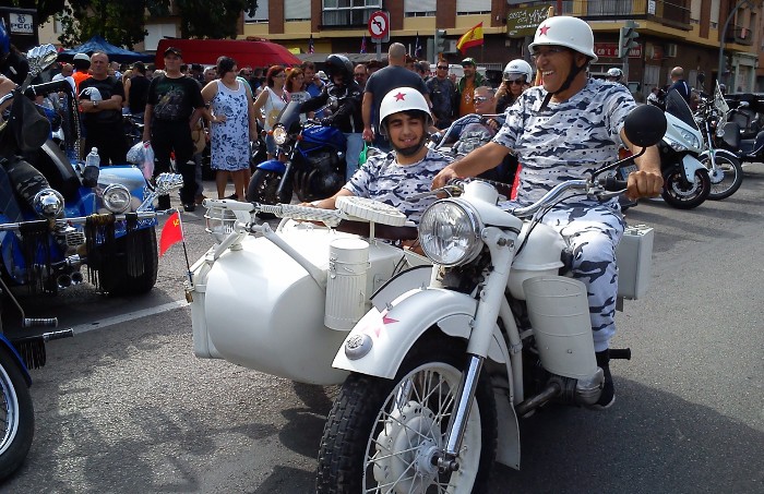 La concentració de motos de les Festes Majors de Sueca atrau a un miler de persones