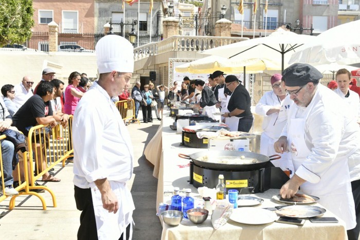 Onze restaurants locals obrin boca en la prèvia local del Concurs de Paella de Cullera