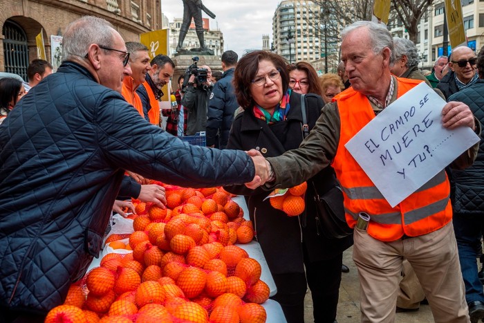 AVA-ASAJA ha regalat més de 4.000 quilos de taronges a València per a denunciar la crisi del sector